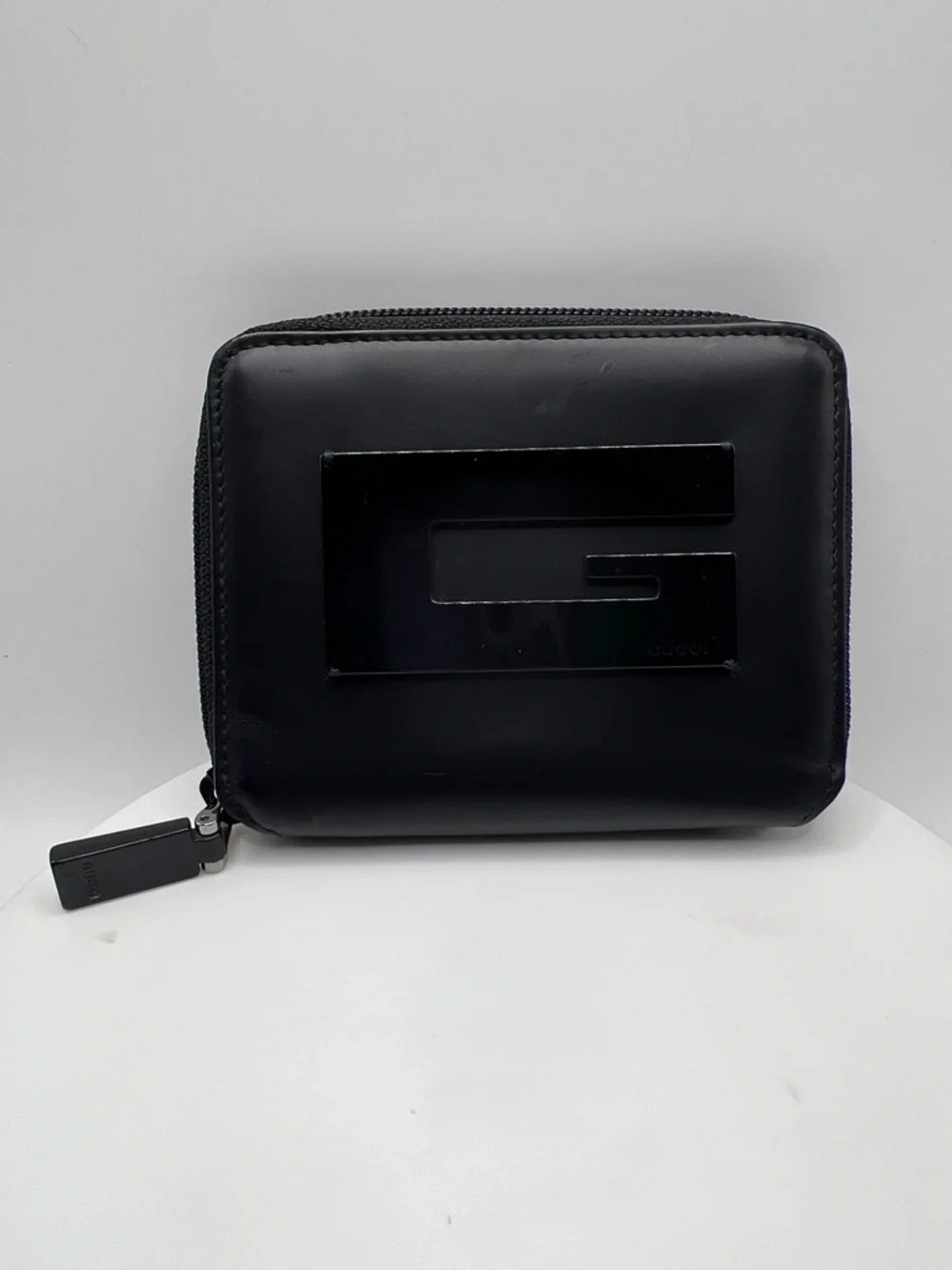 7050. Authentic Gucci Black Leather Zip Wallet with Glossy Logo. Made in Italy. - Picture 2 of 16